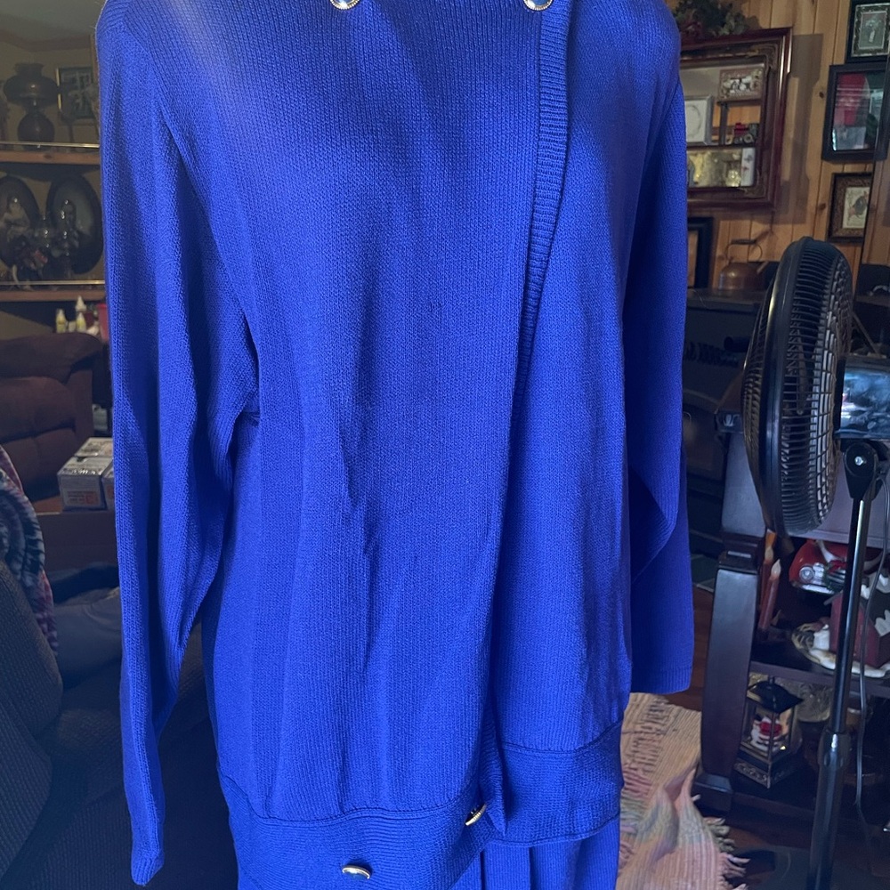 St. John two piece collection. Size says 14 but easy for a size 16. - Picture 7 of 8